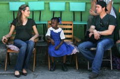 Auf wohltätiger Mission: Angelina Jolie und Brad Pitt 2006 auf Haiti. Das Paar nutzt seine Popularität immer wieder, um auf Notstände aufmerksam zu machen. (Bild: Keystone)