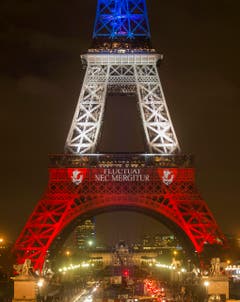 Der Eiffelturm in Paris. Der Wappenspruch von Paris, «Fluctuat nec mergitur» (Sie schwankt, aber sie geht nicht unter) erhält wieder Aktualität. (Bild: EPA/ETIENNE LAURENT)