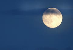 Prächtig stellte sich am Samstagabend ca. 21 Uhr der (Beinahe-) Vollmond in Luzern dar. 24 Std. später war er hinter einer dicken Wolkendecke - und für uns leider nicht zu sehen. (Bild: Georgette Baumgartner-Krieg)
