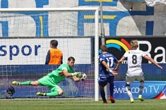 Luzerns David Zibung ist vor Simon Grether (Mitte) und Basels Birkir Bjarnason am Ball. (Bild: Philipp Schmidli)