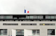 Die Flaggen bei der französischen Botschaft in Berlin stehen auf Halbmast. (Bild: EPA/Sören Stache)