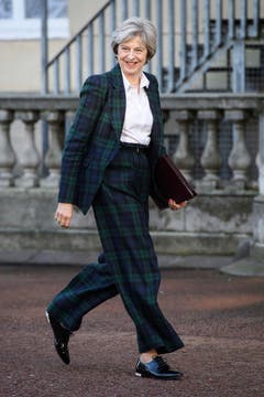 Theresa May mit Anzug im Karomuster, flache Lackhalbschuhe mit goldenen Absatz. (Bild: Leon Neal/AP)
