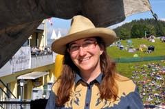 An Monika Schöpfer aus Werthenstein führt am Open Air auf Klewenalp kein Weg vorbei. Sie verwöhnt nämlich gleich beim Eingang aufs Festgelände die Gäste mit einem Cowboy-Coffee. In ihrem Leben dreht sich alles ums Thema Country. Gemeinsam mit ihrem Mann hält sie Texas-Longhorn-Kühe auf ihrem Hof in Luzern. Ihre Kleider – sie nennt es «Ranger-Style» – näht sie sich selbst. «Mich fasziniert die Geschichte der Südstaaten und der Siedler.» Das Country-Leben sei geprägt von Einfachheit. «Für mich bedeutet es Ruhe, ein Ausbruch aus der Hektik.» (Bild: Adrian Venetz)