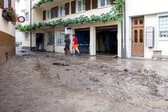 Das Unwetter setzte zahlreiche Keller unter Wasser wie hier in Pfäffikon. (Bild: Keystone / Alexandra Wey)