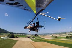 Toni Roth fliegt an der Flugdemonstration der Motorschirme. (Bild: Keystone / ENNIO LEANZA)