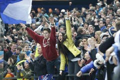 Voller Emotionen: Zwei EVZ-Fans. (Bild: Stefan Kaiser / Neue ZZ)