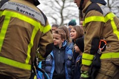 Feuerwehrmänner erklären den Kinder ihr Handwerk. (Bild: Christoph Riebli / Neue OZ)
