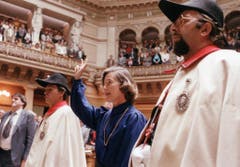Am 2. Oktober 1984 wird Elisabeth Kopp als erste Bundesrätin der Schweiz vereidigt. (Bild: Keystone)