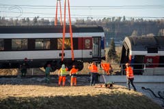 Die SBB hofft, dass die Strecke am Samstagmorgen wieder in Betrieb genommen werden kann. (Bild: Keystone / Ennio Leanza)