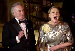 Die legendäre Sängerin und Schauspielerin Dame Julie Andrews bricht in Gelächter aus, als Christoph Plummer, ihr Co-Star aus dem Film "The Sound of Music,während einer Ehrung für Andrews spricht. Sie erhielt am 25. April 2001 den ELLA Award. (Bild: Keystone)