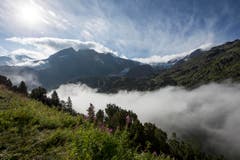 Seit dem frühen Dienstagmorgen waren hier dank dem besseren Wetter drei Helikopter und Suchtrupps zu Fuss im Dauereinsatz. (Bild: ALEXANDRA WEY)