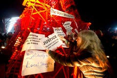 Ein Stapel Klappstühle? Jedenfalls lassen sich hier Zettel ankleben. (Bild: AP Photo/Francois Mori)