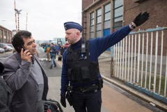 Ein Sicherheitsmann weist den Weg. (Bild: OLIVIER HOSLET)