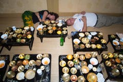 Das war wohl zu viel: Zwei Mitglieder aus dem Fotografenteam mussten nach dem letzten koreanischen Essen ein Nickerchen einlegen.