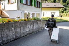 SWISS PRESS PHOTO 18 - 2. PREIS SCHWEIZER REPORTAGEN: REMO NÄGELI - Michael Keller ist mit seiner mobilen Zahnarztpraxis im Urnerland unterwegs. (Bild: (SWISS PRESS PHOTO/Remo Naegeli für Schweizer Illustrierte))