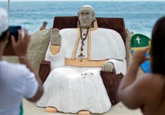 Sandskulptur am Copacabana-Beach. (Bild: Keystone)