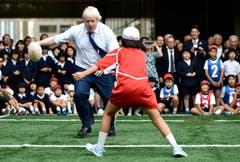 Rugy scheint der Sport von Boris Johnson zu sein. (Bild: AP / Stefan Rousseau)