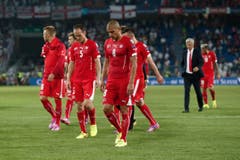 Die Schweizer Spieler verlassen nach der Niederlage enttäuscht das Spielfeld. (Bild: Keystone/Peter Klaunzer)