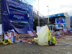 Umgestürztes Mobiliar am Turnfest in Biel. (Bild: Leser André Rochat)