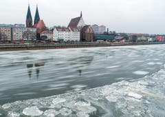 Eisschollen fliessen in Frankfurt an der Oder im deutsch/polnischen Grenzfluss. (Bild: EPA/PATRICK PLEUL)