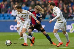 Der Torschütze zum 1:0, der Basler Birkir Bjarnason, im Kampf mit Remo Freuler, links, und Jerome Thiesson. (Bild: Keystone / Georgios Kefalas))