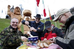 Schützen mit Käsefondue. (Bild: Werner Schelbert / Neue ZZ)