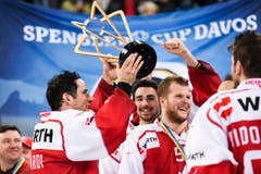 Team Canada feiert seine Sieg. (Bild: KEYSTONE/Gian Ehrenzeller)