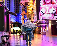 Christian Lutz - 2. Platz Kategorie «Ausland»: Game over. Die Finanzkrise fordert ihre Opfer. Rund 20 000 Obdachlose sollen in Las Vegas leben, deutlich mehr als in anderen Städten der USA. Während sich die Touristen in den Spielsalons amusieren, kämpfen sie um das Überleben. Die Bilder entstanden während zwei Aufenthalten in Las Vegas im Winter 2011 / 12 und im Winter 2012 / 13. (Bild: Swiss Press Photo / Christian Lutz)