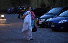 Diese Frau verbrachte die Nacht in Norcia im Freien. (Bild: EPA / Matteo Crocchioni)