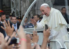 Unterwegs mit dem Papamobil in Rio. (Bild: Keystone)