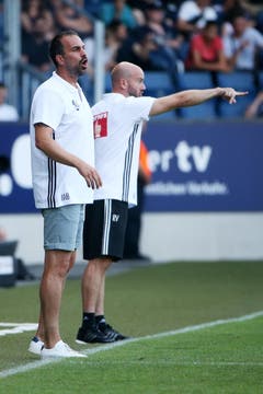 Luzerns Trainer Markus Babbel (L) und Assistenztrainer Roland Vrabec geben Anweisungen im Super League Spiel zwischen dem FC Luzern und dem FC Sion. (Bild: Philipp Schmidli)