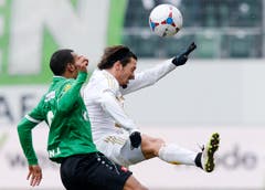 Luftkampf zwischen dem St.Galler Everton, links, und dem Luzerner Adrian Winter. (Bild: Keystone)
