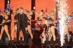 Robbie Williams setzte bei seiner Performance auch auf viel nackte Haut bei seinen Tänzerinnen. (Bild: Keystone)