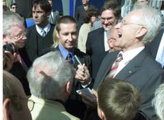 Der deutsche CDU-Politiker Edmund Stoiber gibt am 12. September 2002 in Wiesbaden Autogramme - und findet das offenbar zum Lachen. (Bild: Keystone)