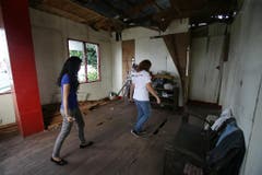 Veronica Saavedra und ihre Schwester Sarah Songalia in ihrem zerstörten Haus in Tanauan. (Bild: Keystone)