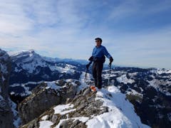 Es geht auch ohne Flugzeug: Ein Mann geniesst die Aussicht von einer Gratspitze im Entlebuch. Die Skischuhe deuten darauf hin, dass als Belohnung für den Aufstieg eine Touren-Abfahrt winkt. (Bild: Leserbild Martin Ineichen, Schwarzenberg)
