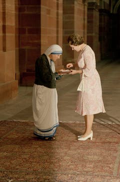 Mutter Teresa wird 1983 von Königin Elisabeth mit einem Orden geehrt. (Bild: Keystone)