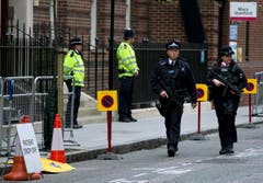 Bewaffnete Polizisten vor dem Spital. (Bild: Alastair Grant)