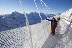 Auch in Zukunft wollen die Titlis-Bahnen touristisch am Ball bleiben, wie mit der kürzlich erbauten Hängebrücke am Titlis. (Bild: PD)