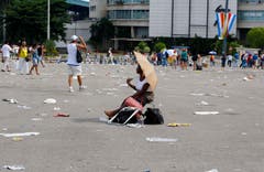 Eine Frau nach der Messe in Havanna. (Bild: Keystone)