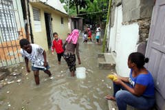 Überschwemmte Slums in Santo Domingo auf der Dominikanischen Republik. (Bild: Keystone)