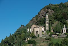 Bekannt sind die Pfarrkirche Santa Maria Del Sasso mit ihrer monumentalen Kirchentreppe mit über 400 Stufen... (Bild: Pablo Gianinazzi / Keystone)