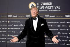 Stephen Fry auf dem grünen Teppich. (Bild: Keystone)