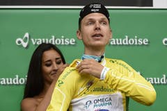 Der Deutsche Tony Martin verteidigt erfolgreich das Gelbe Trikot des Gesamtführenden. (Bild: Keystone)
