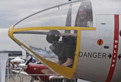 Diese Besucherin sitzt im Cockpit einer MD-311 Flamant. Diese Maschine ist ein militärisches Schulungsflugzeug. (Bild: Keystone / Michel Euler)