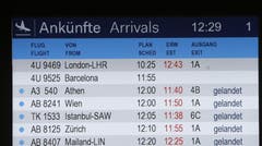 Anzeigetafel am Flughafen Düsseldorf mit Flug 4U9525 aus Barcelona. (Bild: Keystone)