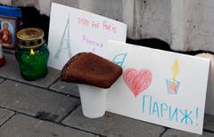 Kerzen und selbstgemalte Karten vor der französischen Botschaft in Moskau. (Bild: EPA/Sergei Chrikov)