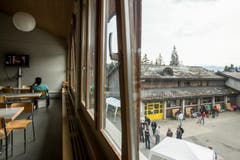 Auf dem Vorplatz sammeln sich am Tag der offenen Tür des Asylzentrums Glaubenbergs die Besucher. (Bild: ALEXANDRA WEY)