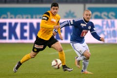 Der YB-Spieler Loris Benito, linkss, im Kampf um den Ball gegen den Luzerner Marco Schneuwly. (Bild: (KEYSTONE/Nick Soland))