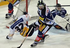 Zugs Josh Holden (Mitte) gegen Berns Ivo Rüthemann. (Bild: Keystone)